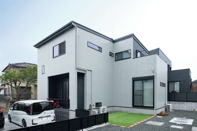 コンクリート打ちっ放し風のクールな外観 2階の一部を切り取ったような形状がユニーク イエタテ