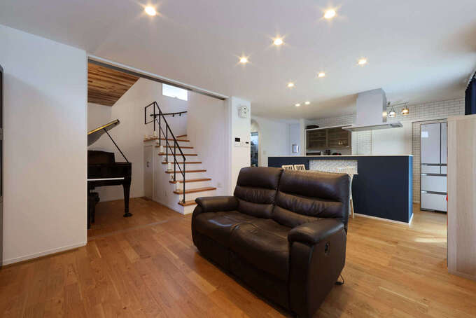 グランドピアノを置きたい リビング階段と吹き抜けのある開放的な家に