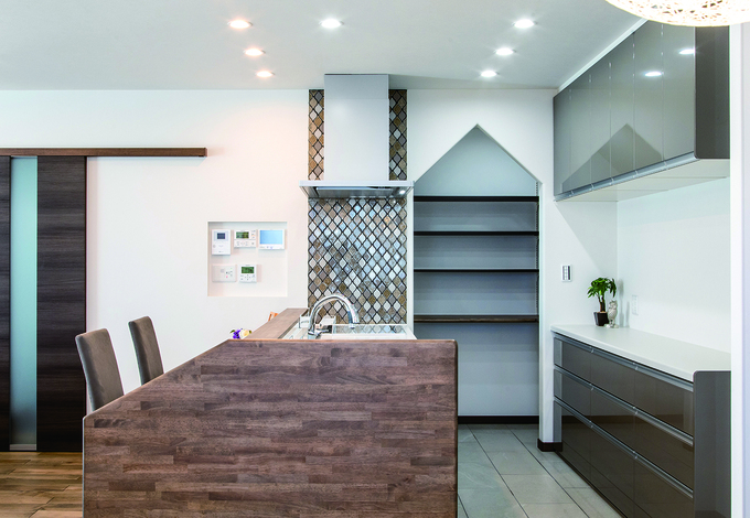 キッチン横には 階段下スペースを使ったパントリーを設計 家形にアレンジした開口部分は インテリアの一部のようにおしゃれ イエタテ