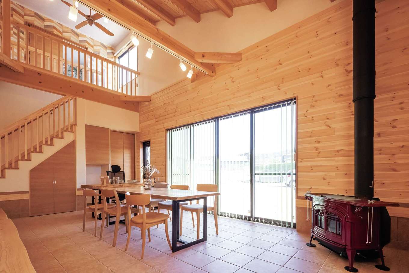 広い土間には南面の掃出窓と吹き抜けから光が注ぐ 階段下や壁面に収納スペースをたっぷり設けてある イエタテ