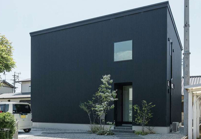 土地探しも一緒に 静かな住宅地の奥まった場所にある土地を気に入った 正面は開口部を減らし デザイン性とプライバシーの確保を両立 玄関横の窓は