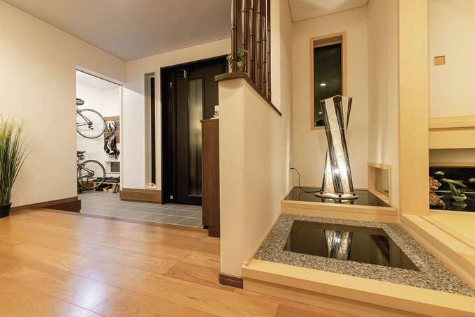 ゆったりとした玄関ホール 黒御影石と竹の格子が織りなす和の空間でゲストをおもてなし イエタテ