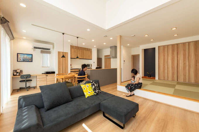 リビングの吹き抜けが開放感をもたらすldk 小上がりの畳コーナーは4畳半の広さを確保し 押し入れと床の間も設けてあり 客間や子どもの遊び場