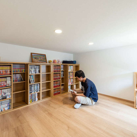 リビングの吹き抜けを天井高3500cmの ハーフ吹き抜け にしたことで 小屋裏スペース Monoピット を確保できた 寝室の奥の階段を4段上
