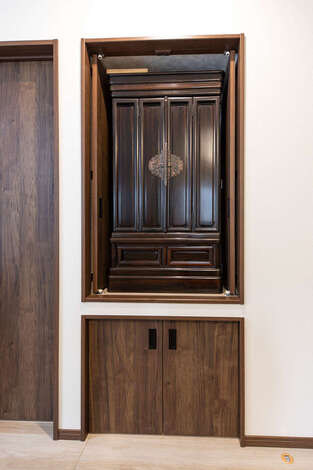 仏間は観音開きの扉を付けて 来客時には隠せるようにひと工夫 開い