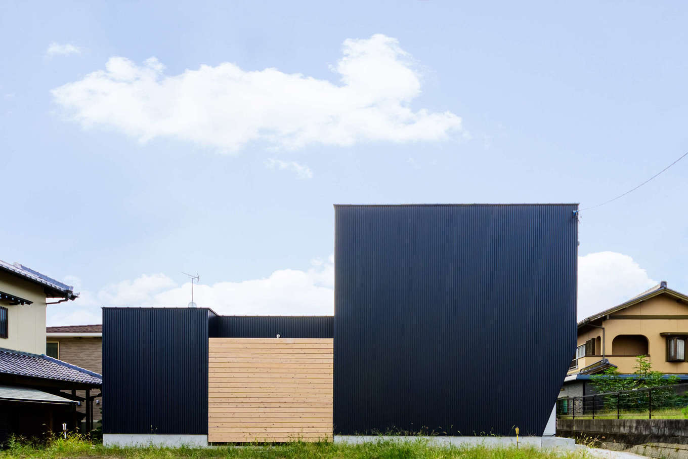 開放感とプライバシーを両立した 2つの中庭がある家 Simple Is シンプルイズの新築施工例 イエタテ