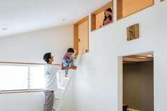 主寝室の上に設けたロフトは ご主人の隠れ家的書斎 2面採光の気持ちいい空間 イエタテ