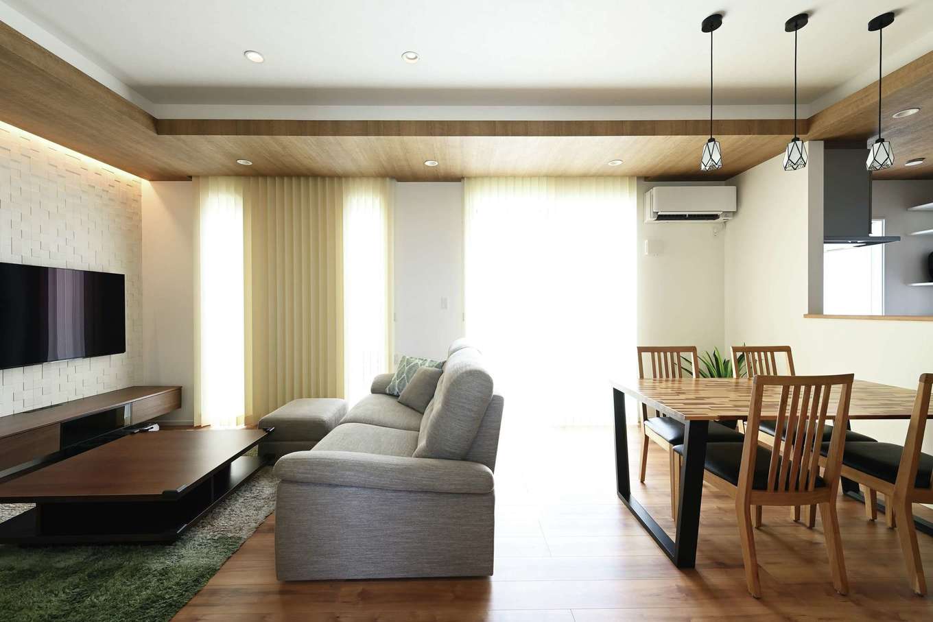 壁の一部に調湿機能を持つエコカラットを採用 アクセント天井も取り入れ デザイン性の高い空間に イエタテ