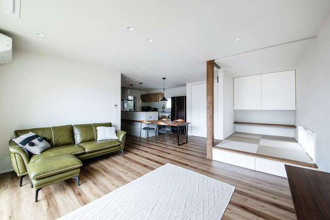 Ldkは21畳の広さ 畳コーナーは3畳とコンパクトだが 引き出し式収納と押し入れを備え 使い勝手がいい イエタテ