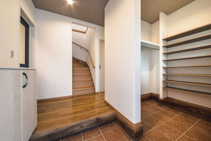 玄関には2畳分のシューズクロークを確保 靴だけでなく上着をしまえるコーナーもある 子どものベビーカーも置けるので 玄関はいつもスッキリ イエ