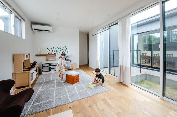 Ldkから中庭を挟んでちょうど正面が子ども部屋 そのおかげで キッチンやリビングにいるときも 子ども部屋で遊ぶ子どもたちを見守れるので安心