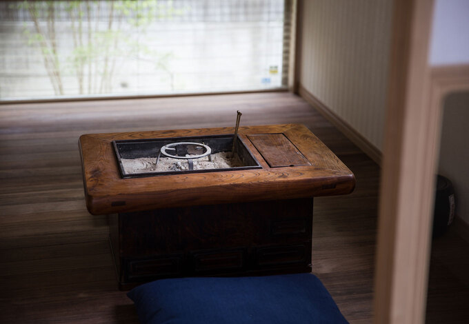 囲炉裏を置き 田舎暮らし を体現した板の間には 無垢床を合わせた 囲炉裏を囲みゆったり美味しいごはんとお酒を愉しむひと時は 自宅で過ごしてい