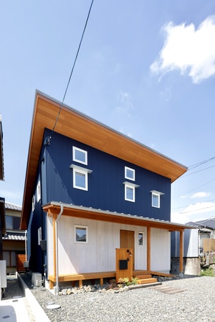 50坪の土地に24 5坪の家を建てたnさん 白い杉板は夫婦で塗装に参加した ネイビーのガルバリウム鋼板の外壁に軒天の無垢材がアクセントに 飽