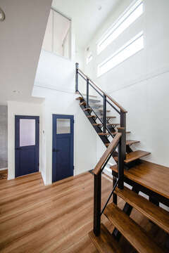 踊り場を設けたリビング階段はインテリアとしても活用可能 なおかつ手すりをアイアンにすることで リビングになじむ設計に イエタテ