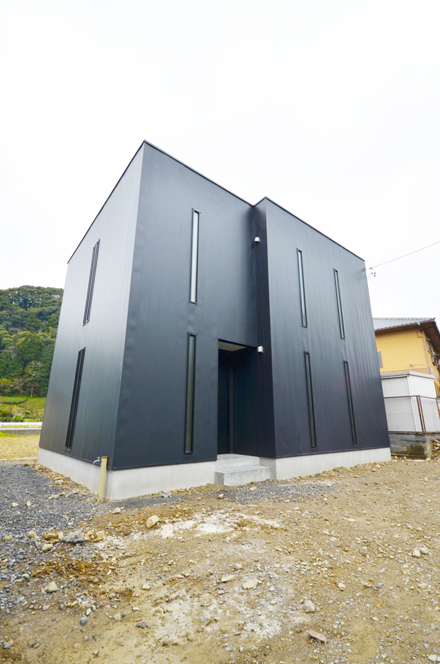 吹き抜けに空中廊下の架かるスタイリィッシュモダン家 ティアラホームスタイルの新築施工例 イエタテ