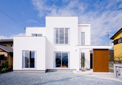 好条件の土地の恵みを活かした白亜ランドマークハウス