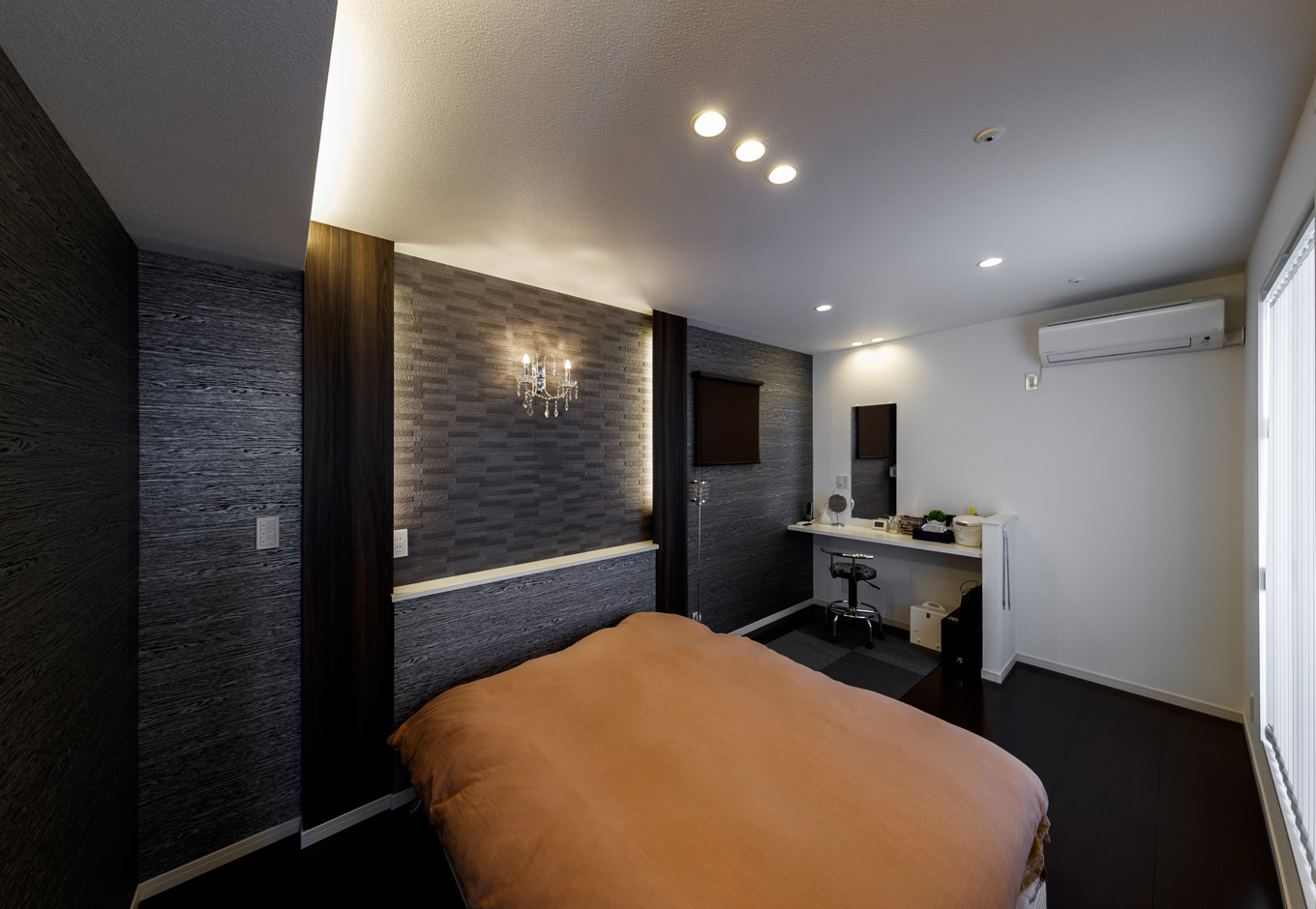 黒を基調とした 落ち着いた寝室 イエタテ