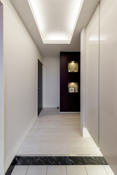 広々としたゆとりのある玄関 正面に縦長のニッチを設け 玄関外の外壁と同じタイルをニッチにも使い 一体感を持たせたデザインに イエタテ