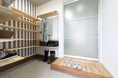 リビングに置きがちな上着 カバンなどを収納するコートクロークは 玄関に配して子どもが使いやすい高さに 土間へ降りずに靴まで手が届く 横長の上