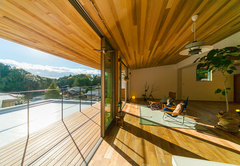 山あいに浮かび上がる積み木の家