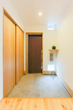 トイレの壁も漆喰仕上げ トイレも洗面もカラリとして 湿気を感じず快適だそう イエタテ