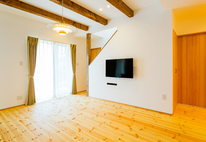 3本のウォールナット調の梁が空間を引き締める テレビの配線はすべて階段下収納に隠してすっきり イエタテ