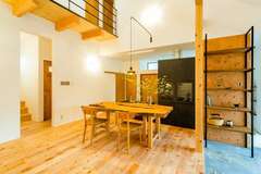 えんとつ屋根の家