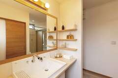 洗面室を通ってトイレがある間取りのため ゲストが利用することを考慮して脱衣室と分けられた 普段は戸を開放して広く活用 イエタテ