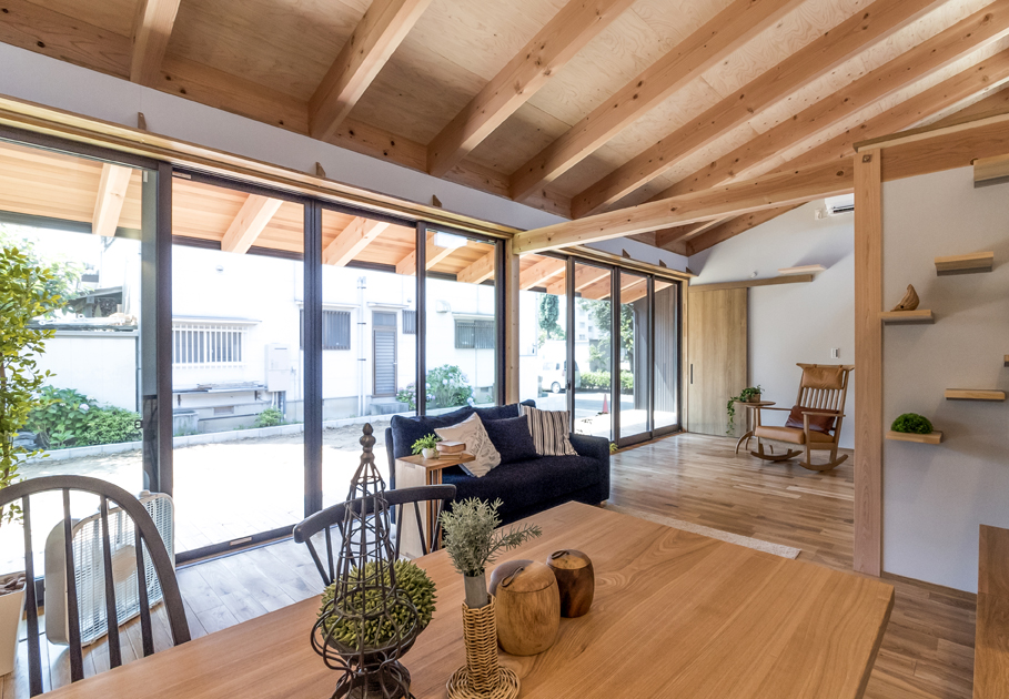 夏は庭の木々が涼しい日陰を作り 秋には紅葉を楽しめ 冬は日差しが降り注ぐ イエタテ