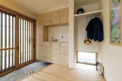 玄関を入ってすぐに室内が丸見えにならないよう シューズクローゼットとアクセントウォールでやんわりと目隠し 外着専用のウォークスルークローゼッ