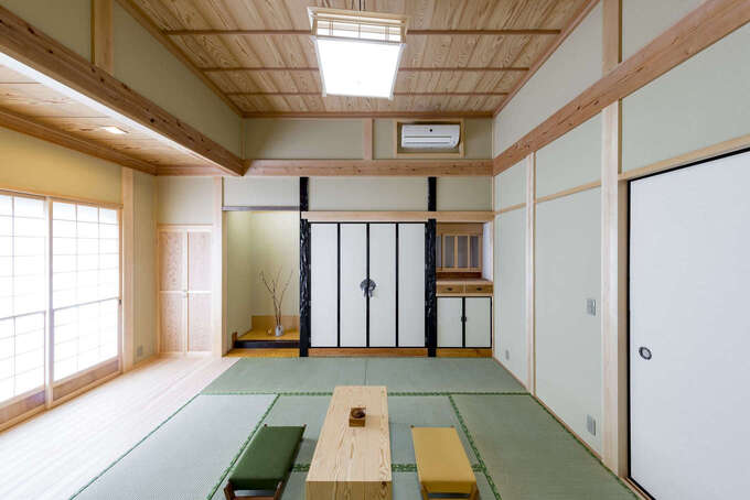 広さ8畳の和室と 2 5畳の縁側を一続きにして開放感を演出 窓辺の雪見障子から やわらかな光が差し込む イエタテ