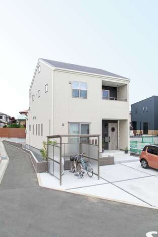 シンプルな外観 道路側に並んだ2階とロフトの小窓がかわいい イエタテ シンプルな外観 道路側に並んだ2階とロフトの小窓がかわいい イエタテ