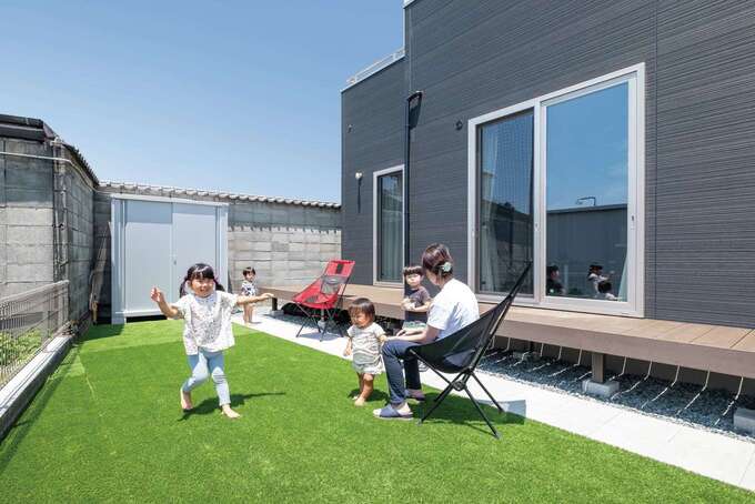 広い庭は子どもたちの絶好の遊び場 ウッドデッキは お父さまとお母さまが一緒にお酒を呑むために設置した イエタテ