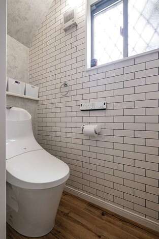 階段下のデッドスペースを活かしたトイレ サブウェイタイル風のクロスが奥さまのお気に入り イエタテ