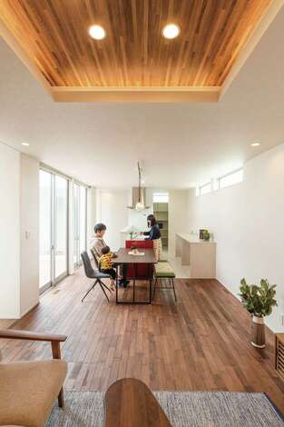明るくゆったりとした広さのあるldk リビング部分は折り上げ天井にして さらに開放感をアップ 間接照明がくつろぎの時間を温かく包む イエタテ