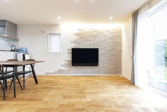 壁のエコカラットは職人が手貼りでデザイン施工 映画を見る時は間接照明だけにするといい雰囲気 イエタテ