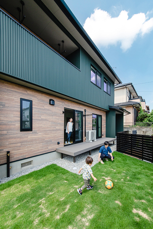 芝生の緑がまぶしい庭 フェンスで目隠ししてあるので qや子どもプールなど 視線を気にせず楽しめる 2階のインナーバルコニーは軒が深いので