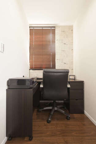 主寝室の一角に設けた書斎コーナー イエタテ