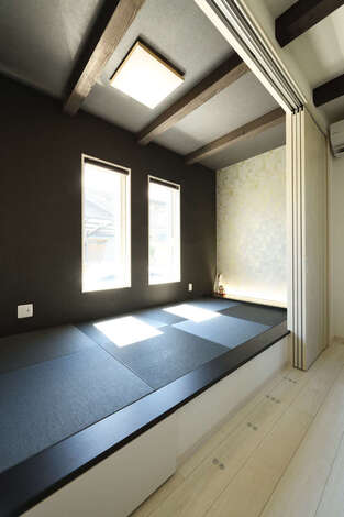 キッチンの目の前に位置する和室は 奥の壁紙だけ雰囲気を変えて間接照明を仕込んだ 床下にある収納も便利 イエタテ キッチンの目の前に位置する和室は 奥の壁紙だけ雰囲気を変えて間接照明を仕込んだ 床下にある収納も便利 イエタテ