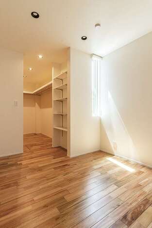 寝室も 入り口やウォークインクローゼットの仕切り戸をなくして 開放的な空間に イエタテ