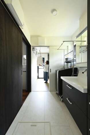 キッチン裏に収納付きランドリールーム 洗面所 脱衣所 浴室を直線で配置した 洗う 干す 収納までを一箇所で完結できる イエタテ