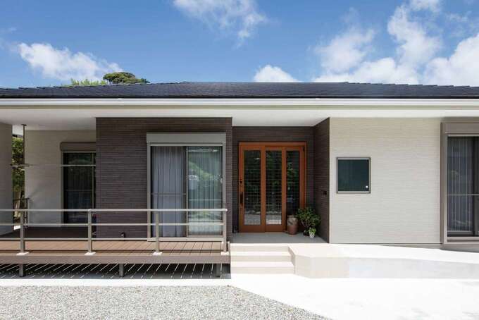 緩やかな勾配の寄棟屋根を採用したことでモダンな印象に 軒が深くインナーテラスは洗濯干しに重宝 夏は日除け対策にも イエタテ