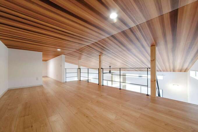 天井高1 4メートルのロフトは 趣味の空間や子どもの遊び場など 多目的に活用できる 小屋裏収納ともつながるマルチな空間だ イエタテ