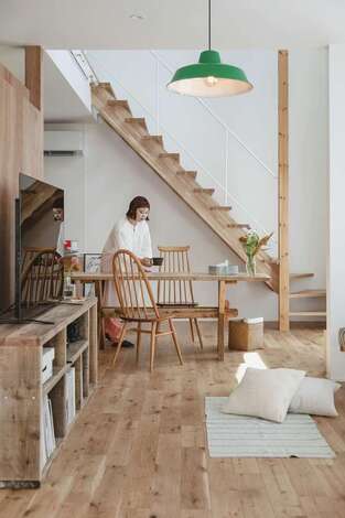 お気に入りの家具や小物が映えるように 内装は白と木目を基調にデザイン ヴィンテージ家具やハンドメイド家具 グリーンや生花がシンプルな空間に彩