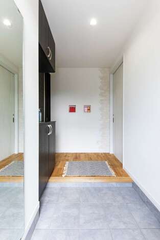 玄関正面の壁もエコカラットでアクセント イエタテ 玄関正面の壁もエコカラットでアクセント イエタテ