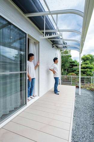 ウッドデッキは屋根付きに 少しの雨なら洗濯物を干しておける イエタテ