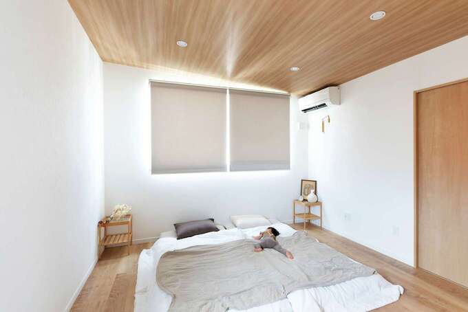 勾配天井の寝室は塗り壁風の壁紙でやわらかな雰囲気に 大容量のウォークインクローゼット付き イエタテ