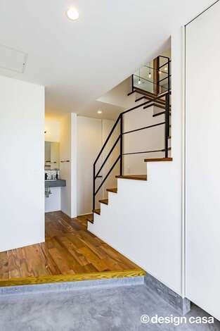 玄関ホールは すぐ横の階段を吹抜けにして明るく開放的な空間に アイアンの手すりがアクセントに イエタテ