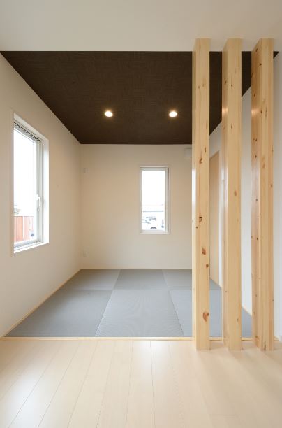 ポカポカの畳コーナー 空間をソフトに区切り 天井の色を変えてより和室っぽさを出した イエタテ