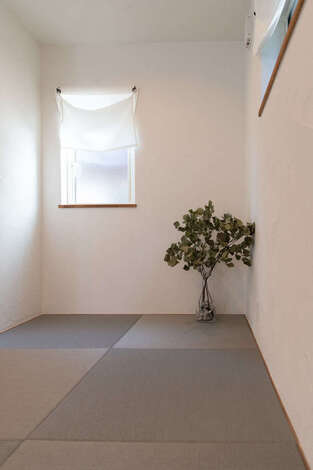 小上がりの畳コーナーは高さがcmで ちょっと腰掛けるのにちょうどいい高さ 縁無し畳と漆喰壁で構成されたシンプルなデザインで Ldkともし